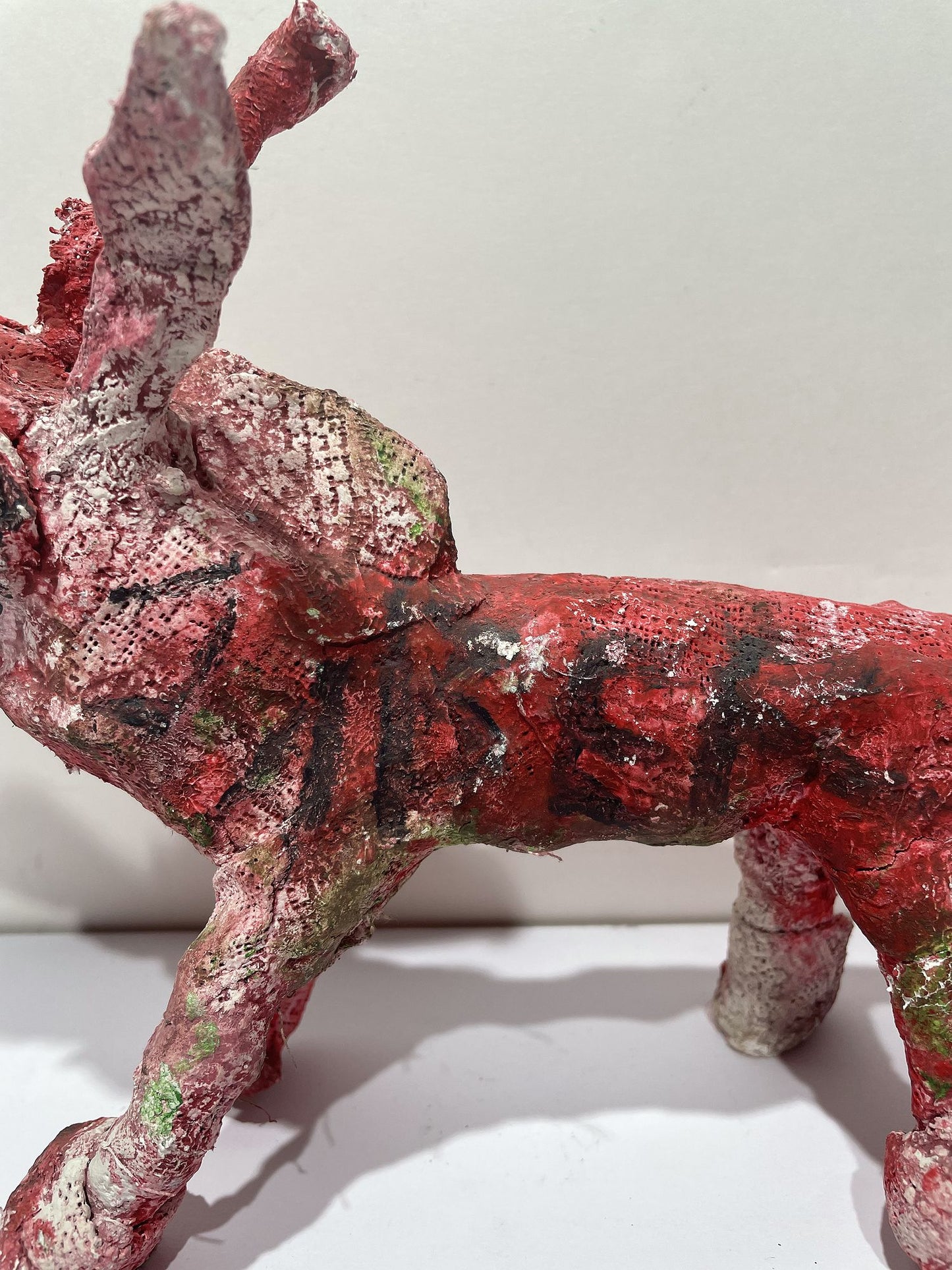 JABER El Mahjoub - Le petit dinosaure rouge - Sculpture Art Brut