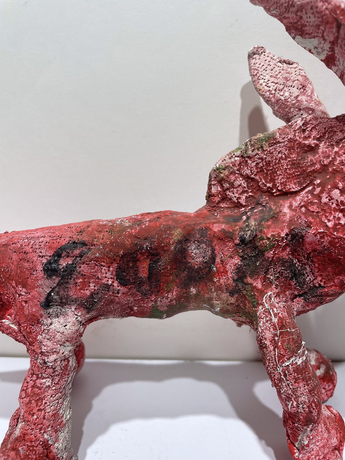 JABER El Mahjoub - Le petit dinosaure rouge - Sculpture Art Brut