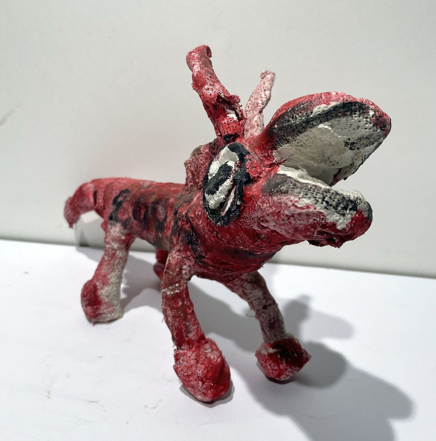 JABER El Mahjoub - Le petit dinosaure rouge - Sculpture Art Brut